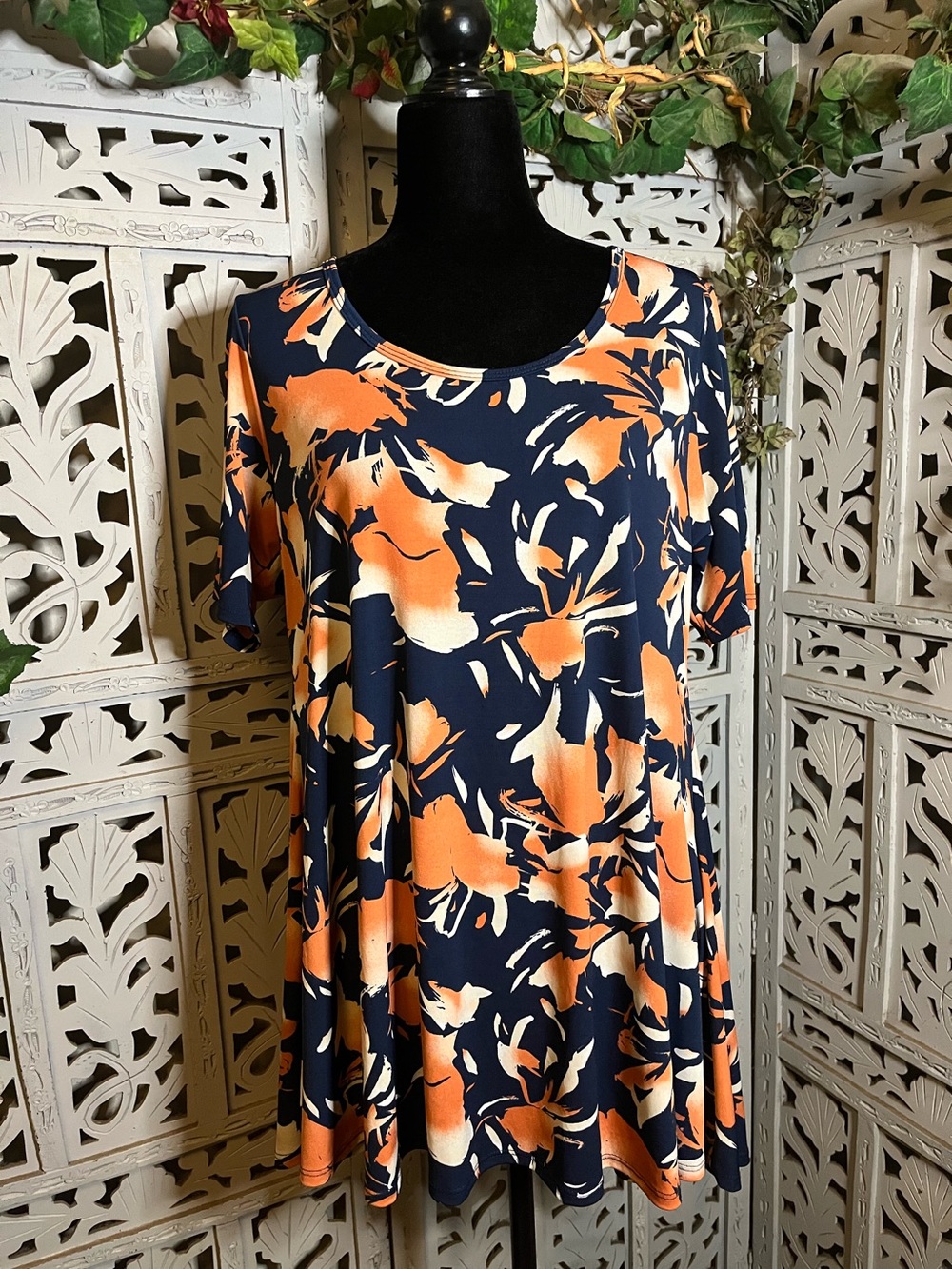 LULAROE LIVELY NAVY BLUE WITH ORANGE & CREAM ABSTRACT FLORAL PATTERN NICE TOP
